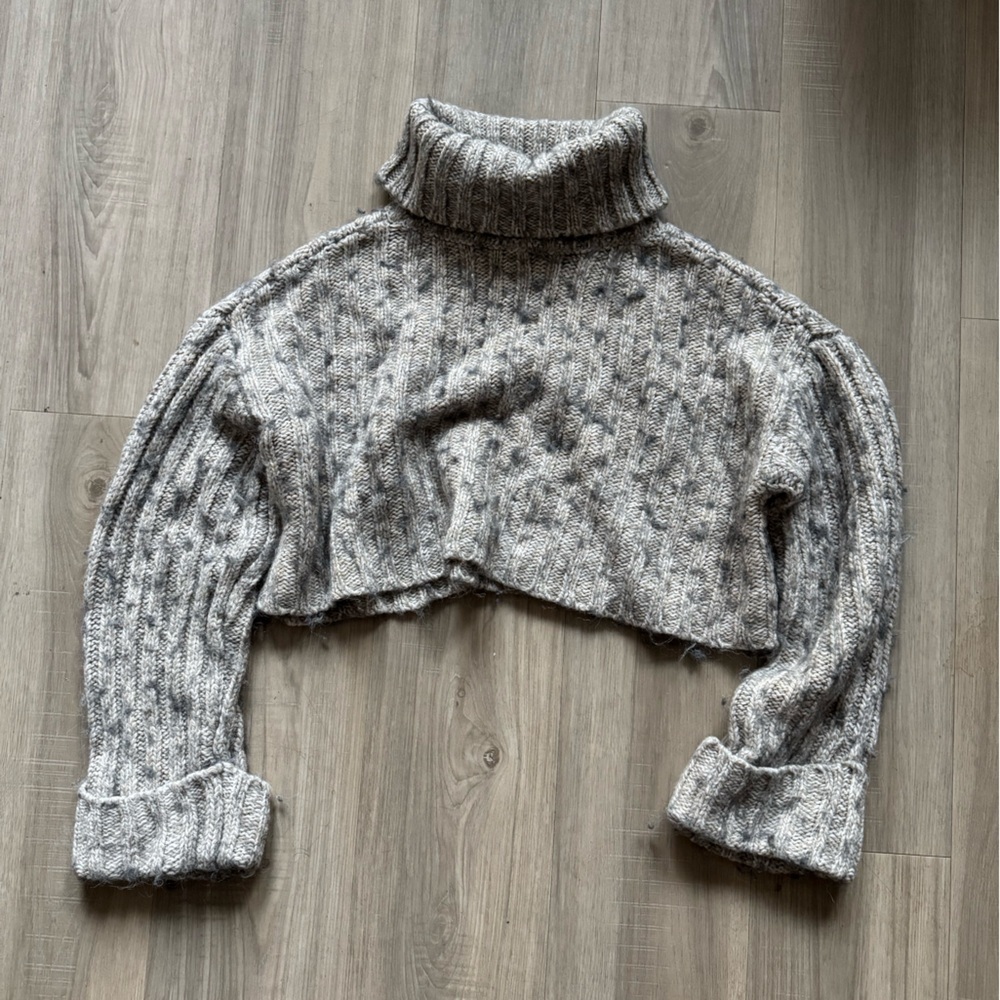 Dynamite Textured Knit Sweater in Gray
